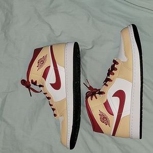 Air Jordan 1 Mid. Beige. Men's 10.5